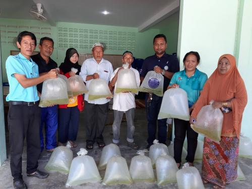 ส.ป.ก.นราธิวาส ร่วมมอบปัจจัยโครงการเกษตรทฤษฎีใหม่ ปี 60 และ 61 