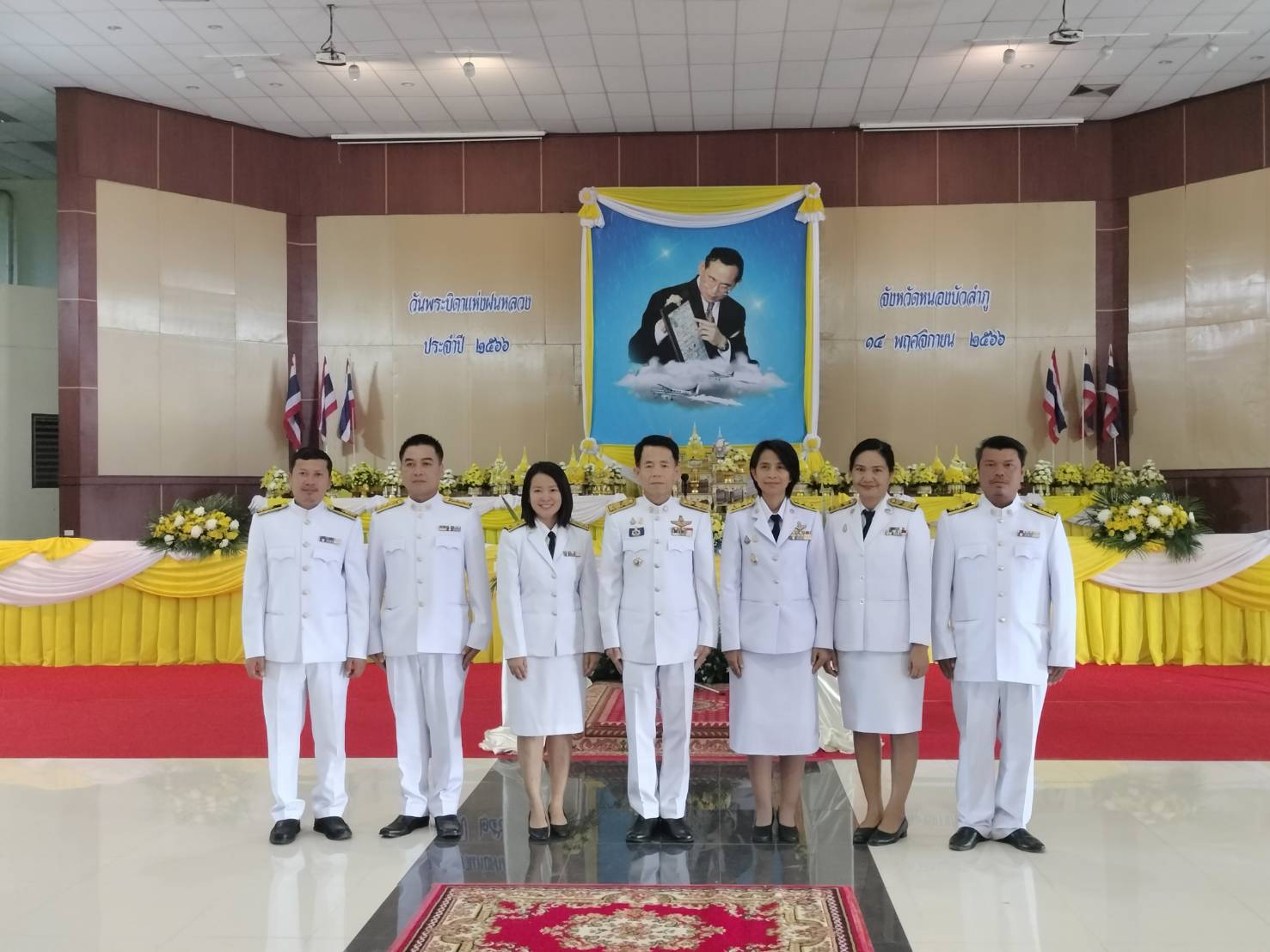 ส.ป.ก.หนองบัวลำภู ร่วมพิธีวางพานพุ่มดอกไม้สดถวายราชสักการะ น้อมรำลึกในพระมหากรุณาธิคุณพระบาทสมเด็จพระบรมชนกาธิเบศ มหาภูมิพลอดุลยเดชมหาราช บรมนาถบพิตร เนื่องในวันพระบิดาแห่งฝนหลวง ประจำปี พ.ศ. ๒๕๖๖