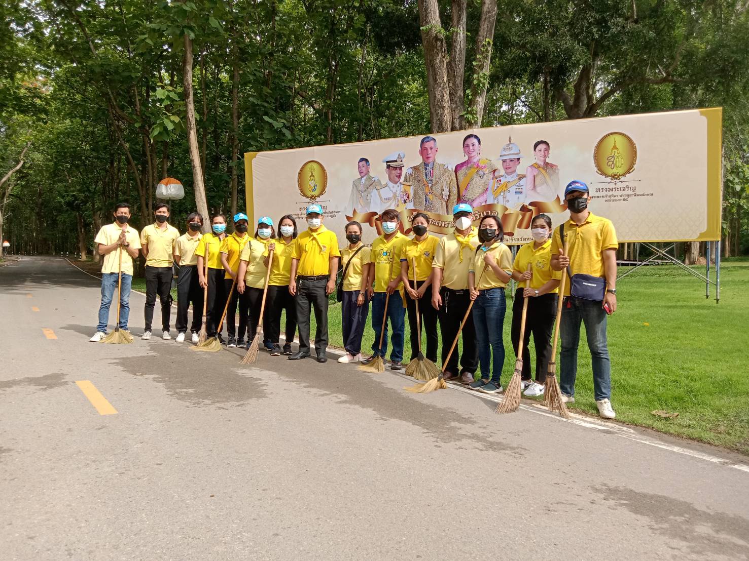 ส.ป.ก. หนองบัวลำภู ร่วมกิจกรรมจิตอาสา เตรียมการรับเสด็จ พระบาทสมเด็จพระเจ้าอยู่หัวและสมเด็จพระนางเจ้าฯ พระบรมราชินี เสด็จพระราชดำเนินไปทรงเปิดแพรคลุมป้ายฯ ณ วัดถ้ำกลองเพล อำเภอเมืองหนองบัวลำภู จังหวัดหนองบัวลำภู