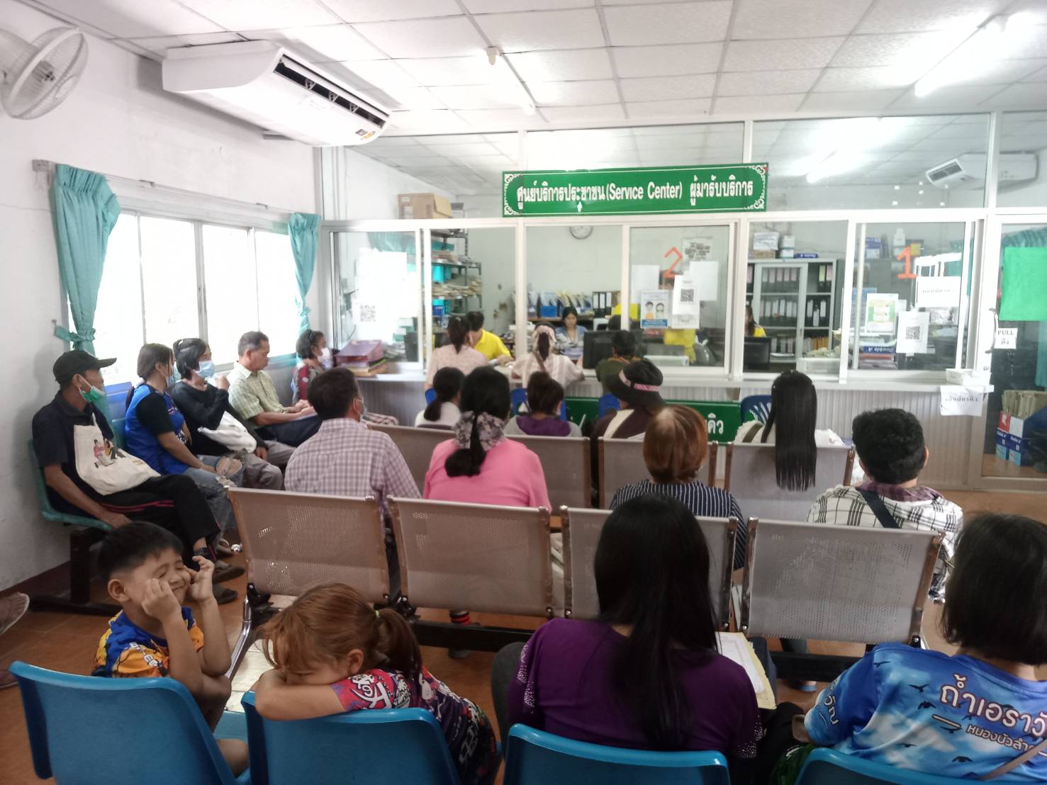 วันที่ 13 พฤษภาคม 2567 ประชาชนมาติดต่อขอรับบริการที่ศูนย์บริการประชาชน