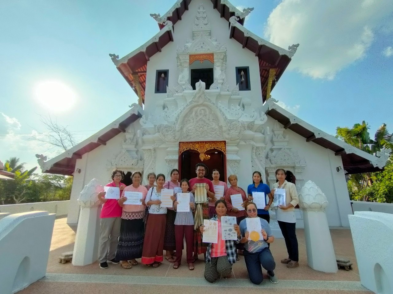 ส.ป.ก.หนองบัวลำภู จัดฝึกอบรมเชิงปฏิบัติการ ประจำปีงบประมาณ 2567  โครงการส่งเสริมการดำเนินงานอันเนื่องมาจากพระราชดำริ กิจกรรมพัฒนาและส่งเสริมศิลปหัตถกรรม หลักสูตร ลายผ้าพอกคำหัตถศิลป์ท้องถิ่นเมืองลุ่มภู