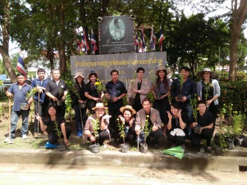 ส.ป.ก.หนองบัวลำภู ร่วมกันปลูกดอกดาวเรือง เพื่อแสดงความจงรักภักดีถวายแด่พระบาทสมเด็จพระปรมินทรมหาภูมิพลอดุลยเดช บรมนาถบพิตร