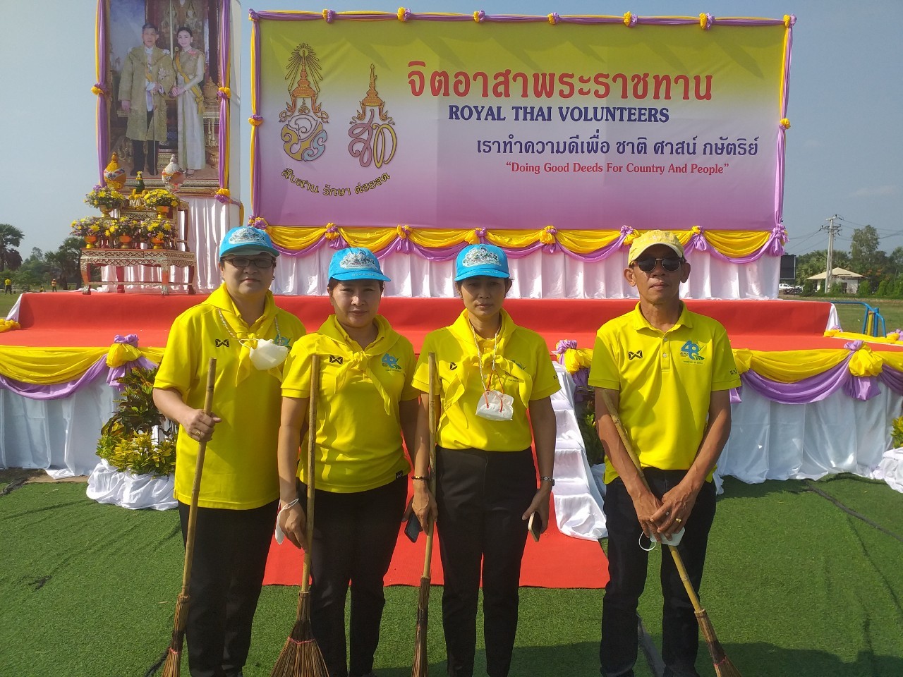 วันพฤหัสบดีที่ 3 มิถุนายน 2566 นายประพันธ์ คำบาง ปฏิรูปที่ดินจังหวัดหนองคาย มอบหมายเจ้าหน้าที่ ส.ป.ก.หนองคาย ร่วมกิจกรรมจิตอาสาพัฒนาสิ่งแวดล้อมและบำเพ็ญสาธารณประโยชน์บึงหนองคาย