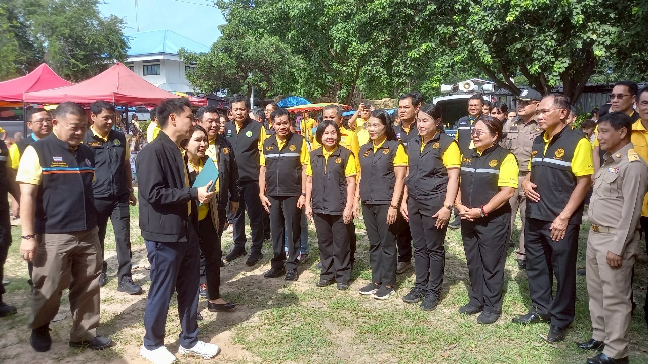 นางสาวภัทรวดี สุขเสวตร ปฏิรูปที่ดินจังหวัดหนองคาย ร่วมต้อนรับรัฐมนตรีว่าการกระทรวงเกษตรและสหกรณ์ (นายอรรถกร ศิริลัทยากร) และร่วมพิธีมอบโฉนดเพื่อการเกษตรให้แก่เกษตรกรในเขตปฏฺิรูปที่ดินจังหวัดร้อยเอ็ด