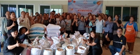 วันที่ 27 เมษายน 2569 ปฏิรูปที่ดินจังหวัดหนองคาย มอบหมายเจ้าหน้าที่ดำเนินการส่งมอบปัจจัยการผลิต และวัสดุการเกษตรแก่เกษตรกรที่เข้าร่วมโครงการส่งเสริมการเกษตรแบบแปลงใหญ่ในเขตปฏิรูปที่ดินจังหวัดหนองคาย