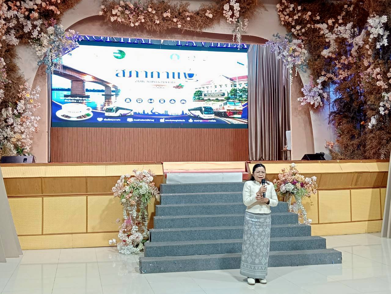 นางวิไลกัลยา สาริพันธ์ ปฏิรูปที่ดินจังหวัดหนองคาย พร้อมเจ้าหน้าที่ ส.ป.ก.หนองคาย ร่วมโครงการ 