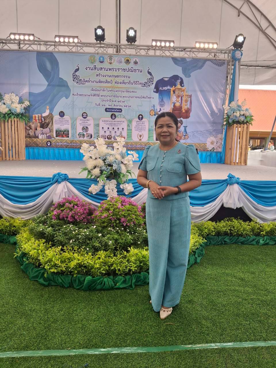 วันที่ 23 สิงหาคม 2569 นางวิไลกัลยา สาริพันธ์ ปฏิรูปที่ดินจังหวัดหนองคาย พร้อมข้าราชการและเจ้าหน้าที่ เข้าร่วมงาน  “สืบสานพระราชปณิธาน  สร้างงานเกษตรกรรม  เลิศล้ำงานหัตถศิลป์  ท่องเที่ยวถิ่นวิถีไทย” ประจำปี พ.ศ. 2569 เพื่อน้อมรำลึกในพระมหากรุณาธิคุณของสมเด็จพระนางเจ้าสิริกิติ์ พระบรมราชินีนาถ พระบรมราชชนนีพันปีหลวง และเผยแพร่พระเกียรติคุณของพระองค์ในงานด้านศิลปหัตถกรรม และขับเคลื่อนภารกิจที่ได้รับมอบในการรักษา  สืบสาน สานต่องานศิลปหัตถกรรม และพัฒนาเป็นแหล่งท่องเที่ยว ระหว่างวันที่ 22 - 24 สิงหาคม 2569  ซึ่งมีกิจกรรม ดังนี้   1) นิทรรศการเผยแพร่พระราชกรณียกิจ  2) ตลาดเกษตรศิลป์   3) หัตถศิลป์สร้างสรรค์ “มหัศจรรย์ทรัพย์ในดิน”  4) แม่ดีเด่นด้านการสืบสานงานศิลป์และวิถีเกษตรกรรม   5)เดิน – วิ่ง เพื่อน้อมรำลึก ในพระมหากรุณาธิคุณ  ณ ศูนย์ส่งเสริมและพัฒนาอาชีพเสริมภาคนอกการเกษตร (ศพส.) ตำบลช้างใหญ่ อำเภอบางไทร จังหวัดพระนครศรีอยุธยา