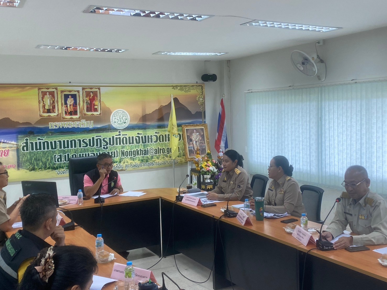 วันที่ 28 พฤษภาคม 2567 นางสาวภัทรวดี สุขเสวตร ปฏิรูปที่ดินจังหวัดหนองคาย พร้อมด้วยหัวหน้าส่วนราชการ ช้าราชการ และเจ้าหน้าที่ สังกัดกระทรวงกระเกษตรและสหกรณ์จังหวัดหนองคาย ร่วมตอนรับ นายรัตนะ สวามีชัย ที่ปรึกษารัฐมนตรีว่าการกระทรวงเกษตรและสหกรณ์
