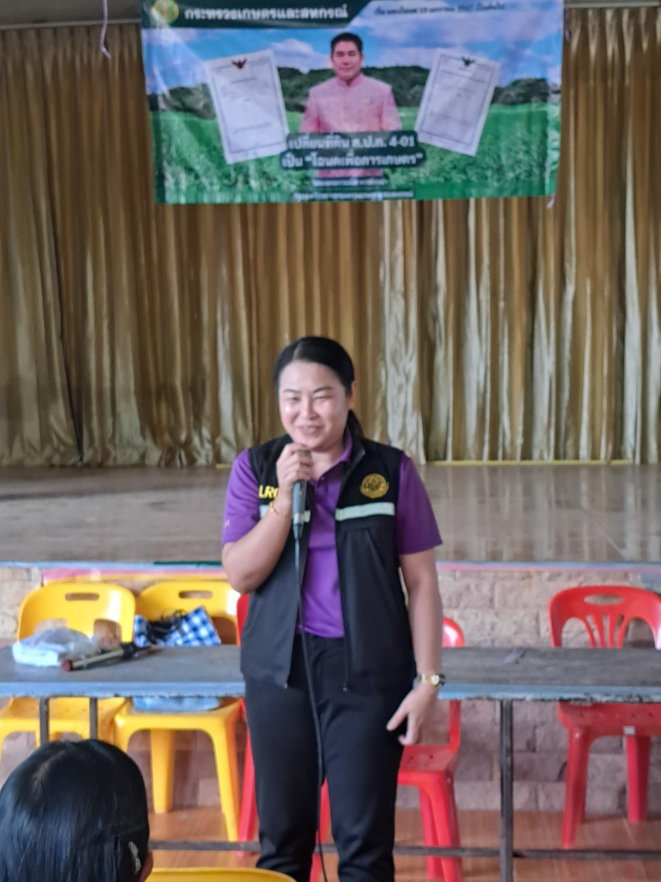 วันที่ 8 พฤษภาคม 2567 นางสาวภัทรวดี สุขเสวตร ปฏิรูปที่ดินจังหวัดหนองคาย พร้อมด้วย นางสาววิจิตร ประจิมทิศ นักวิชาการปฏิรูปที่ดินชำนาญการพิเศษ ผู้อำนวยการกลุ่มยุทธศาสตร์และการปฏิรูปที่ดิน และ เจ้าหน้าที่ ส.ป.ก.หนองคาย ออกศูนย์บริการเคลื่อนที่รับยื่นโฉนดเพื่อการเกษตร ประจำเดือน เมษายน 2567