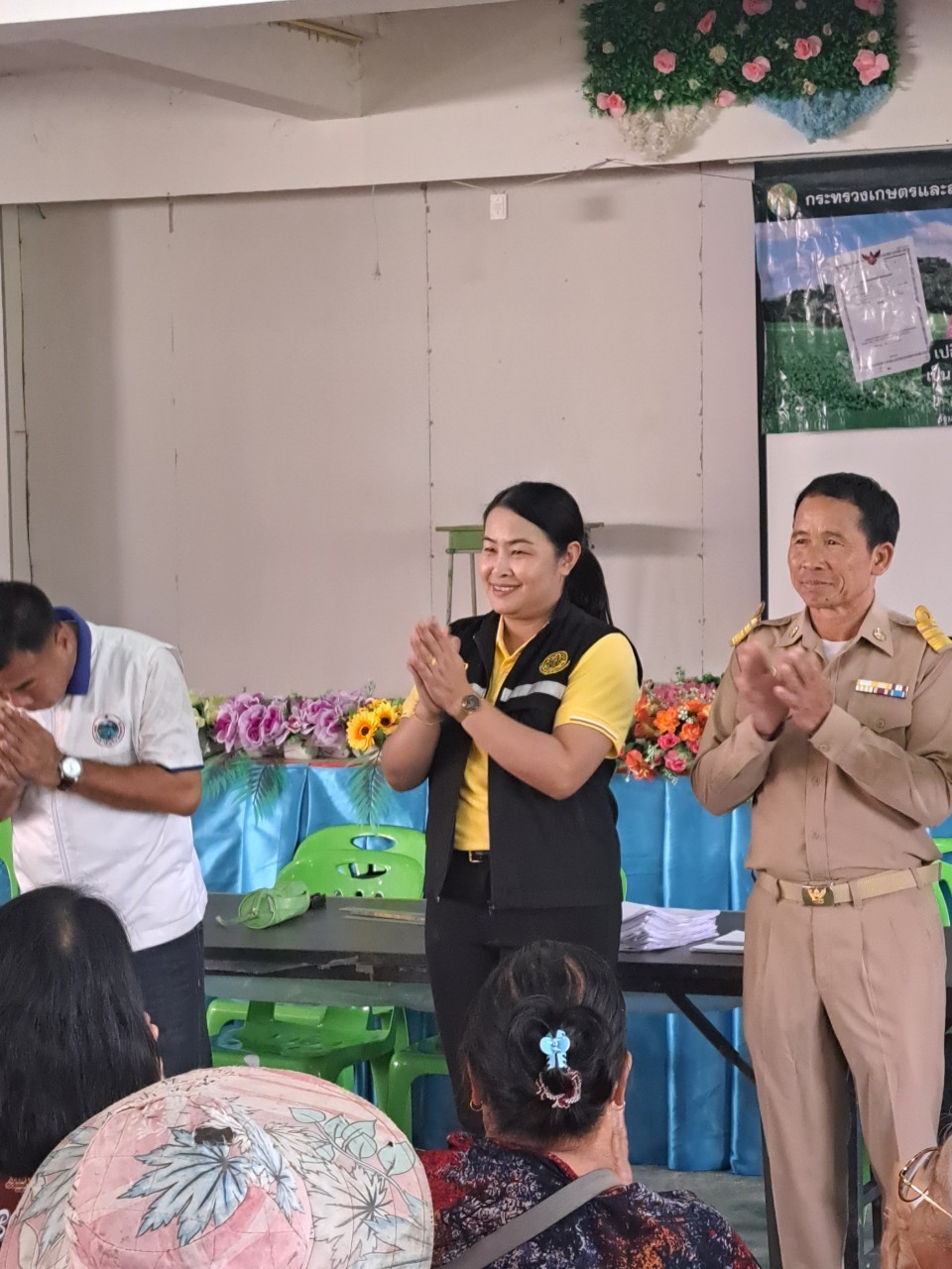 วันที่ 7 พฤษภาคม 2567 นางสาวภัทรวดี สุขเสวตร ปฏิรูปที่ดินจังหวัดหนองคาย พร้อมด้วย นางสาววิจิตร ประจิมทิศ นักวิชาการปฏิรูปที่ดินชำนาญการพิเศษ ผู้อำนวยการกลุ่มยุทธศาสตร์และการปฏิรูปที่ดิน และ เจ้าหน้าที่ ส.ป.ก.หนองคาย ออกศูนย์บริการเคลื่อนที่รับยื่นโฉนดเพื่อการเกษตร ประจำเดือน เมษายน 2567
