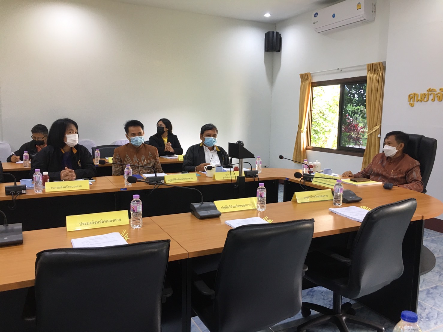 นายประพันธ์ คำบาง  ปฏิรูปที่ดินจังหวัดหนองคาย  เข้าร่วมประชุมคณะกรรมการขับเคลื่อนงานด้านการเกษตรระดับจังหวัดหนองคาย ตามที่กระทรวงเกษตร และสหกรณ์ได้มีคำสั่งกระทรวงเกษตรและสหกรณ์ ที่ 978/2564 ลงวันที่ 2 พฤศจิกายน 2564 เรื่อง แต่งตั้งคณะกรรมการขับเคลื่อนงานด้านการเกษตรระดับจังหวัด คณะทำงานขับเคลื่อนงานด้านการเกษตรระดับอำเภอ และคณะกรรมการขับเคลื่อนงานด้านการเกษตรในพื้นที่กรุงเทพมหานครเพื่อขับเคลื่อนนโยบายของรัฐบาล  และของกระทรวงเกษตรและสหกรณ์ในระดับจังหวัดและอำเภอ ให้มีความเป็นเอกภาพ เป็นไปด้วยความรวดเร็ว และมีประสิทธิภาพมากยิ่งขึ้น เพื่อสนับสนุนการดำเนินงานของคณะอนุกรรมการพัฒนาการเกษตรและสหกรณ์ระดับจังหวัด โดยมีนายอำไพ ประเสริฐสังข์ เกษตรและสหกรณ์จังหวัดหนองคาย เป็นประธานในการประชุม  ณ ห้องประชุมศูนย์วิจัยข้าวหนองคาย อำเภอรัตนวาปี จังหวัดหนองคาย