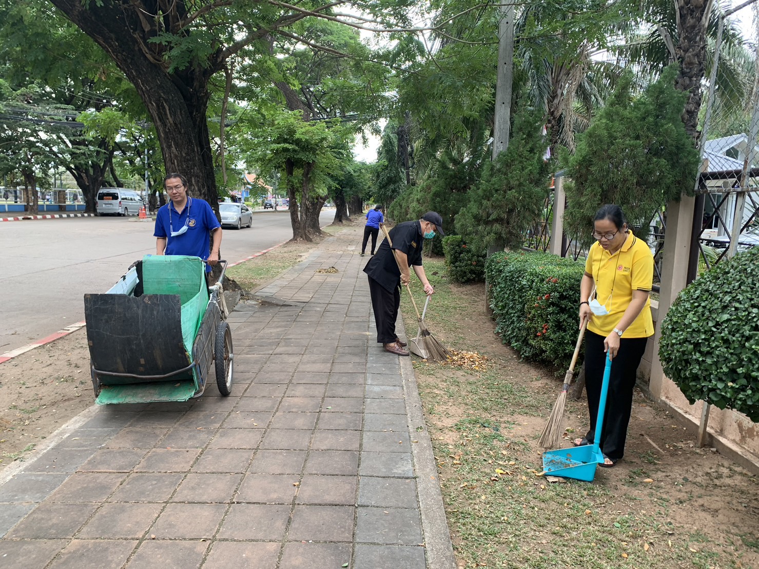 ส.ป.ก.หนองคาย ดำเนินกิจกรรมจิตอาสาพัฒนาเนื่องในโอกาสวันคล้ายวันสวรรคตพระบาทสมเด็จพระมงกุฎเกล้าเจ้าอยู่หัว วันสมเด็จพระมหาธีรราชเจ้า และกิจกรรมหน้าบ้านน่ามอง ประจำปีงบประมาณ พ.ศ. 2566 ครั้งที่ 2