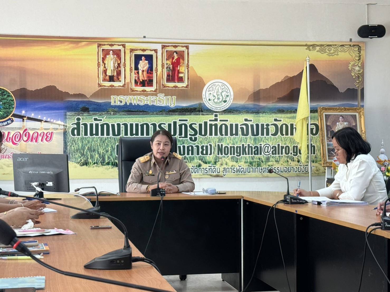 วันที่ 2 มกราคม 2567 นางสาวภัทรวดี สุขเสวตร ปฏิรูปที่ดินจังหวัดหนองคาย พร้อมข้าราชการ พนักงานราชการและเจ้าหน้าที่ ร่วมประชุมเพื่อรับทราบนโยบายการบริหารงาน และการปฏิบัติงานตามแผนงาน/โครงการต่าง ๆ ประจำปีงบประมาณ พ.ศ. 2567