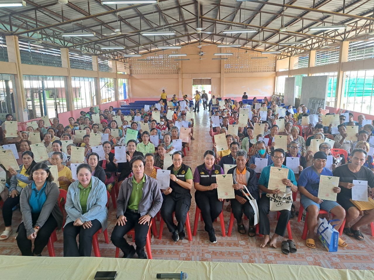 วันที่ 27 พฤศจิกายน 2567 นางสาวภัทรวดี สุขเสวตร ปฏิรูปที่ดินจังหวัดหนองคาย พร้อมด้วยเจ้าหน้าที่ ส.ป.ก.หนองคาย ออกศูนย์บริการเคลื่อนที่ มอบโฉนดเพื่อการเกษตรให้เกษตรกร