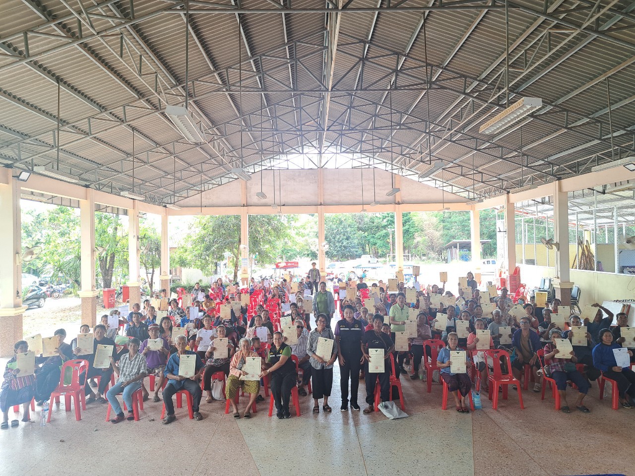 วันที่ 27 พฤศจิกายน 2567 นางสาวภัทรวดี สุขเสวตร ปฏิรูปที่ดินจังหวัดหนองคาย พร้อมด้วยเจ้าหน้าที่ ส.ป.ก.หนองคาย ออกศูนย์บริการเคลื่อนที่ มอบโฉนดเพื่อการเกษตรให้เกษตรกร