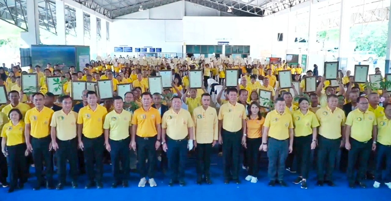 วันที่ 25 พฤศจิกายน 2567 นางสาวภัทรวดี สุขเสวตร ปฏิรูปที่ดินจังหวัดหนองคาย พร้อมด้วยข้าราชการ และเจ้าหน้าที่ ส.ป.ก.หนองคาย เข้าร่วมโครงการรวมใจภักดิ์ หลอมรักษ์ สืบสานการพัฒนาที่ยั่งยืน
