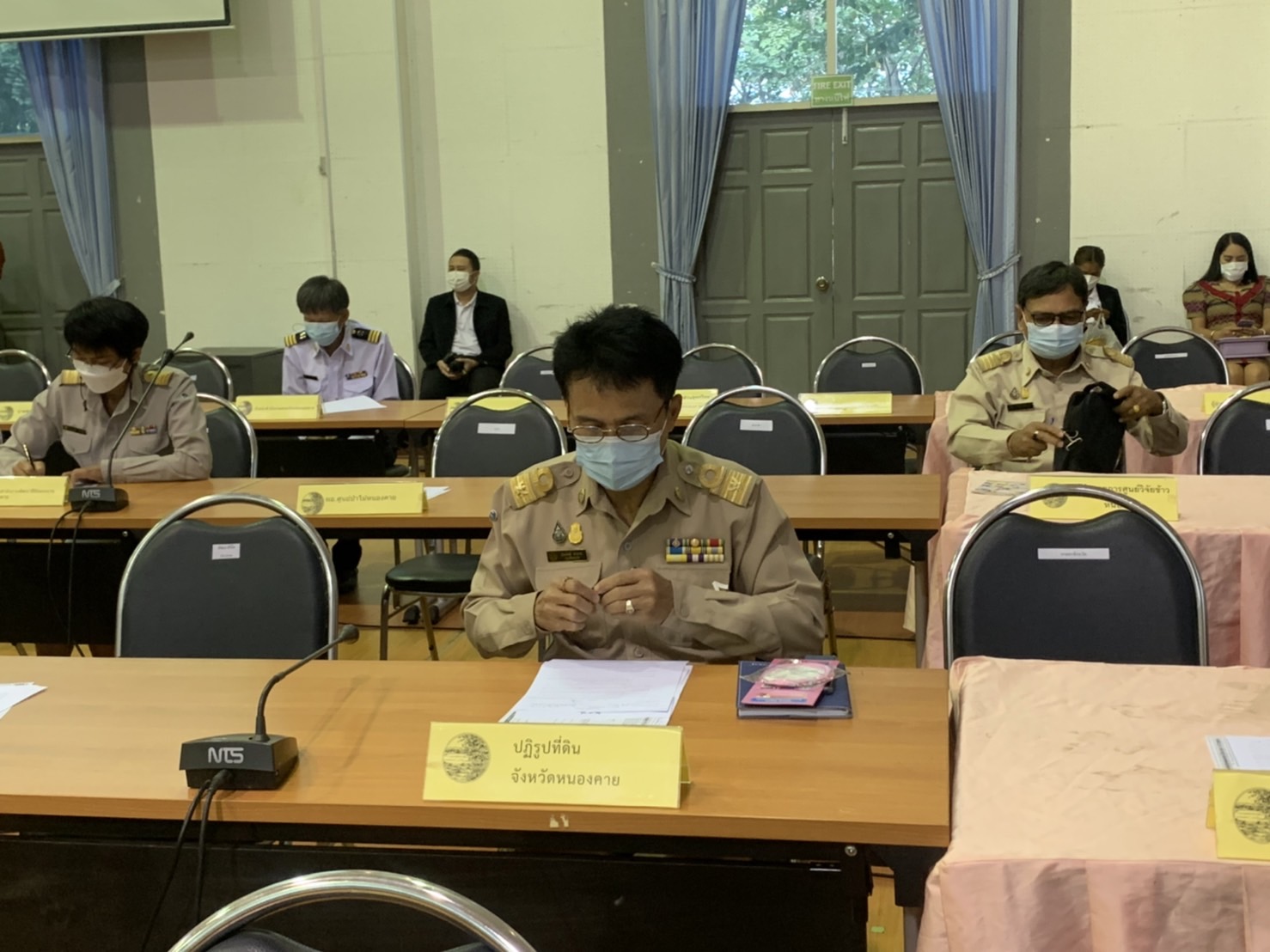 นายประพันธ์ คำบาง ปฏิรูปที่ดินจังหวัดหนองคาย นางสาววิจจิตร ประจิมทิศ นักวิชาการปฏิรูปที่ดินชำนาญการพิเศษ และนางสาวสุพรรณนา บรรดิษฐ ติดตามผลการดำเนินงานได้รับมอบแนวทางการปฏิบัติงานให้แก่ปฏิรูปที่ดินจังหวัดในส่วนของการปฏิบัติงานในการให้บริการเกษตรกรให้มีความตรงไปตรงมา ถูกต้อง โปร่งใส เพื่อประโยชน์สุขของพี่น้องเกษตรกร