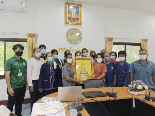 วันที่ 17 มิถุนายน 2565 นายประพันธ์ คำบาง ปฏิรูปที่ดินจังหวัดหนองคาย มอบหมายให้ นายณัฐวุฒิ จันทร์ขุน เจ้าหน้าที่ปฏิรูปที่ดิน ดำเนินการจัดฝึกอบรมโครงการส่งเสริมสินค้าเกษตรเข้าสู่ระบบรับรองมาตรฐานเกษตรปลอดภัยเกษตรอินทรีย์และระบบตรวจสอบย้อนกลับ