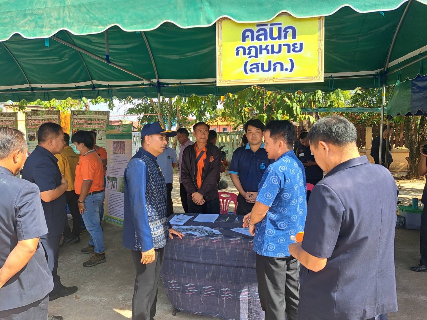 วันพฤหัสบดีที่ 14 ธันวาคม 2566 นายประพันธ์ คำบาง ปฏิรูปที่ดินจังหวัดหนองคาย พร้อมเจ้าหน้าที่ ส.ป.ก.หนองคาย ร่วมออกหน่อยบริการในโครงการคลินิกเกษตรเคลื่อนที่ในพระราชานุเคราะห์  ไตรมาสที่ 1 ปีงบประมาณ พ.ศ. 2567