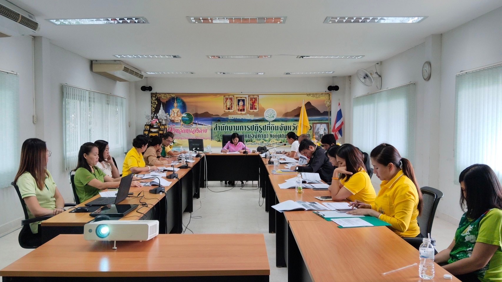 วันที่ 27 สิงหสคม 2567 นางสาวภัทรวดี สุขเสวตร ปฏิรูปที่ดินจังหวัดหนองคาย พร้อมผู้อำนวยการกลุ่ม ฝ่าย ข้าราชการ และ เจ้าหน้าที่ ส.ป.ก. หนองคาย ให้การตอนรับ นางสาวฐิภาพรรณ พึ่งไพฑูรย์ ผู้ตรวจาชการกรม ประชุมพร้อมรายงานผลการดำเนินงานตามแผนงานโครงการ