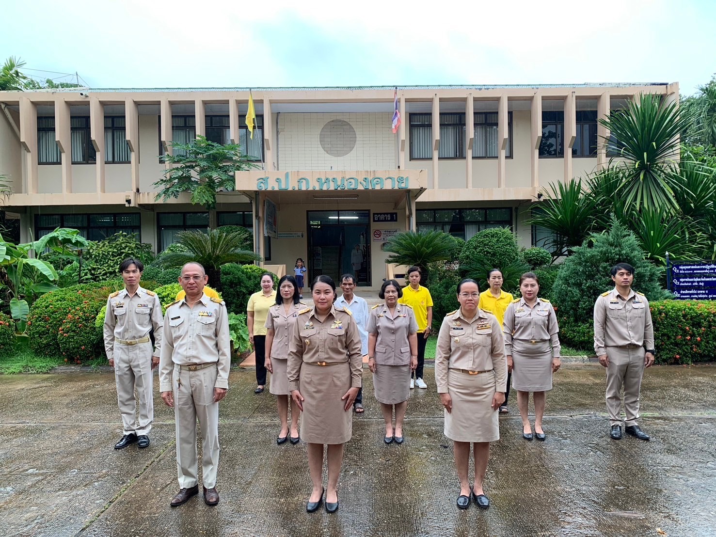 วันที่ 24 กันยายน 2567 นางสาวภัทรวดี สุขเสวตร ปฏิรูปที่ดินจังหวัดหนองคาย พร้อมด้วย เจ้าหน้าที่ ส.ป.ก.หนองคาย จัดกิจกรรมเนื่องในวันพระราชทานธงชาติไทย 28 กันยายน Thai National Flag Day (ข่าวแชร์)