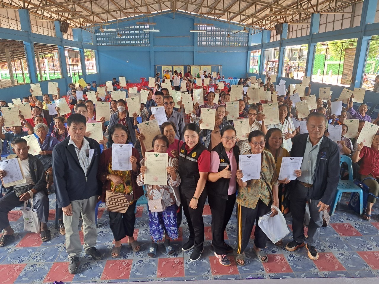 วันที่ 26 พฤศจิกายน 2567 นางสาวภัทรวดี สุขเสวตร ปฏิรูปที่ดินจังหวัดหนองคาย พร้อมด้วยเจ้าหน้าที่ ส.ป.ก.หนองคาย ออกศูนย์บริการเคลื่อนที่ มอบโฉนดเพื่อการเกษตรให้เกษตรกร
