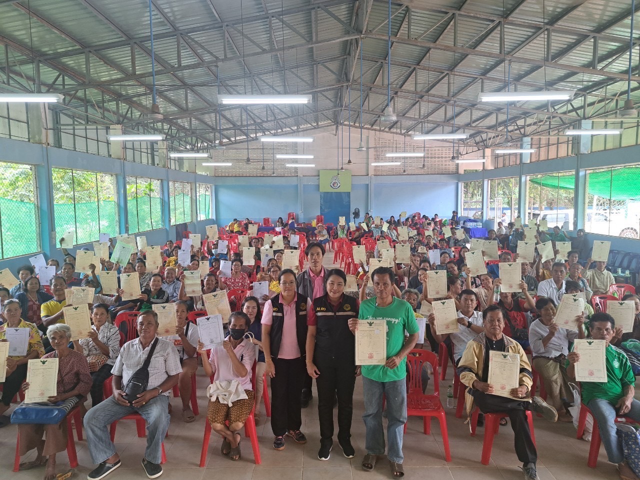 วันที่ 26 พฤศจิกายน 2567 นางสาวภัทรวดี สุขเสวตร ปฏิรูปที่ดินจังหวัดหนองคาย พร้อมด้วยเจ้าหน้าที่ ส.ป.ก.หนองคาย ออกศูนย์บริการเคลื่อนที่ มอบโฉนดเพื่อการเกษตรให้เกษตรกร