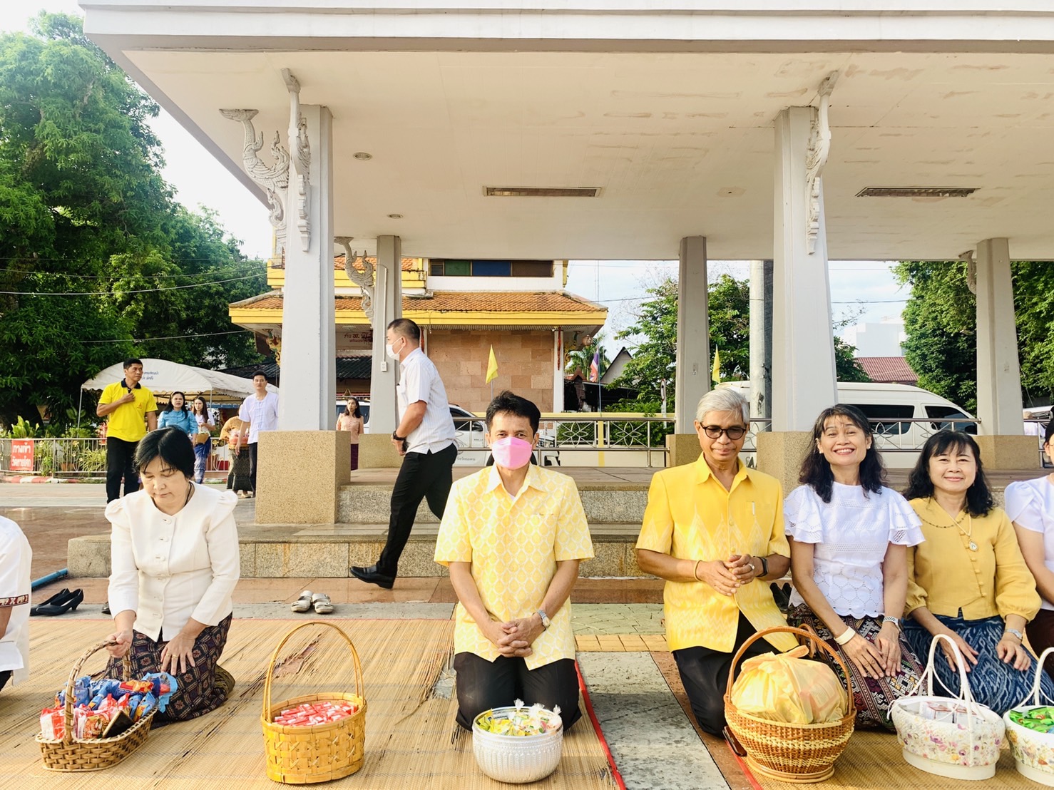 วันที่ 17 กรกฎาคม 2566 นายประพันธ์ คำบาง ปฏิรูปที่ดินจังหวัดหนองคาย เข้าร่วมกิจกรรม นุ่งผ้าไทย ใส่บาตรริมโขง