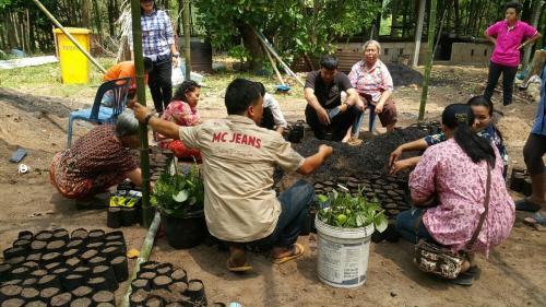 2 เมษายน 2562 จัดฝึกอบรมโครงการศูนย์เรียนรู้การเพิ่มประสิทธิภาพการผลิตสินค้าการเกษตร (ศพก.) ในเขตปฏิรูปที่ดินจังหวัดหนองคาย ณ ศูนย์เครือข่าย (ศพก.) นางถนอม โสพันธ์ (วนเกษตร) หมู่ที่ 3 บ้านศูนย์กลาง ตำบลด่านศรีสุข อำเภอโพธิ์ตาก จังหวัดหนองคาย 