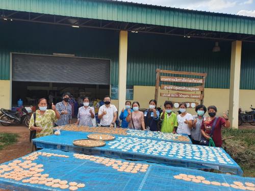 จัดฝึกอบรมโครงการระบบส่งเสริมการเกษตรแบบแปลงใหญ่ข้าว ตำบลอุดมพร อำเภอเฝ้าไร่ จังหวัดหนองคาย ปีงบประมาณ 2564 หลักสูตร การแปรรูปผลิตภัณฑ์จากข้าว ณ อาคารรวบรวมผลผลิตทางการเกษตร ตำบลอุดมพร อำเภอเฝ้าไร่ มีเกษตรกรเข้ารับการฝึกอบรม วันละ 32 ราย รวม 2 วัน 64 ราย 