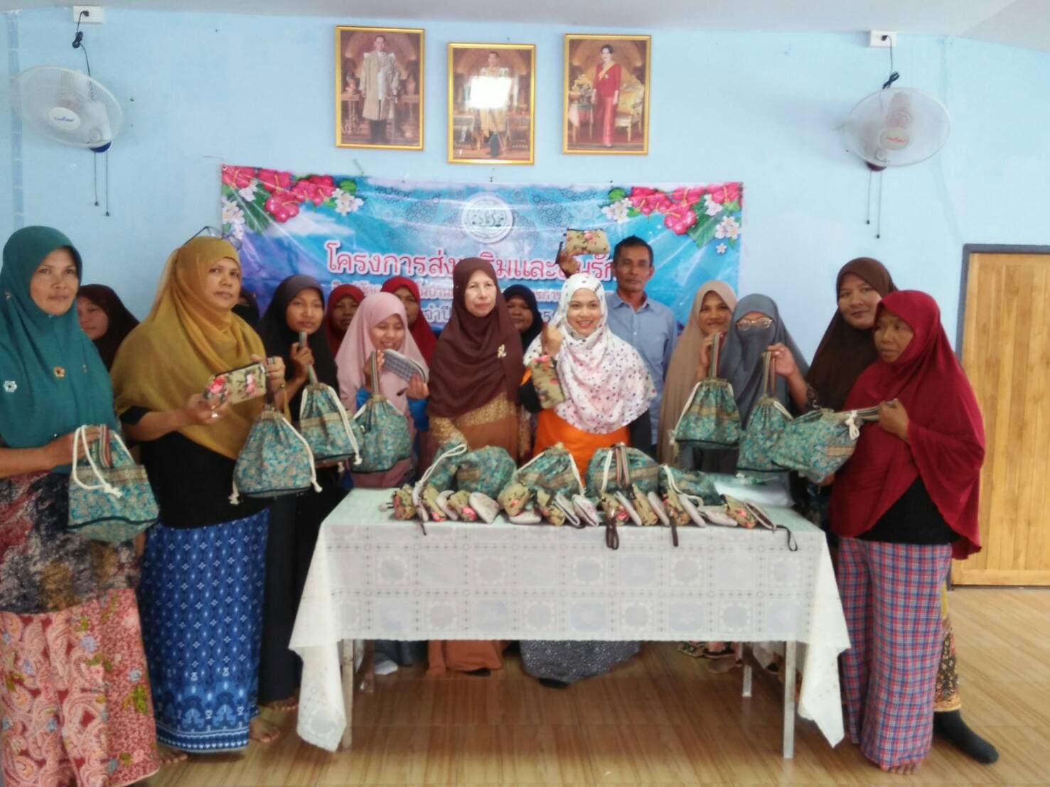 โครงการส่งเสริมและอนุรักษ์ศิลปหัตถกรรมพื้นบ้านของไทย หลักสูตรการตัดเย็บกระเป๋า ปีงบประมาณ 2563 