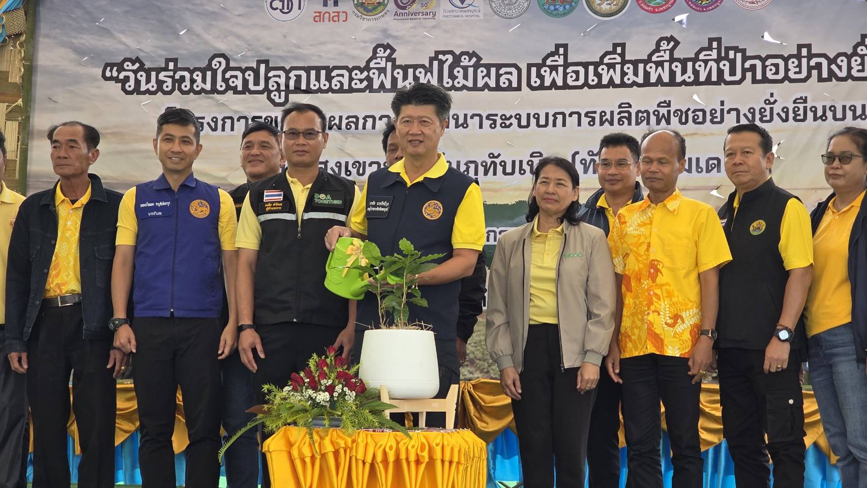 ส.ป.ก.เพชรบูรณ์ เข้าร่วมกิจกรรมวันร่วมใจปลูกและฟื้นฟูไม้ผล เพื่อเพิ่มพื้นที่ป่าอย่างยั่งยืน โครงการขยายผลการพัฒนาระบบการผลิตพืชอย่างยั่งยืนบนพื้นที่สูงเขาหัวโล้นภูทับเบิก (ทับเบิกโมเดล) (ปีที่ 2)