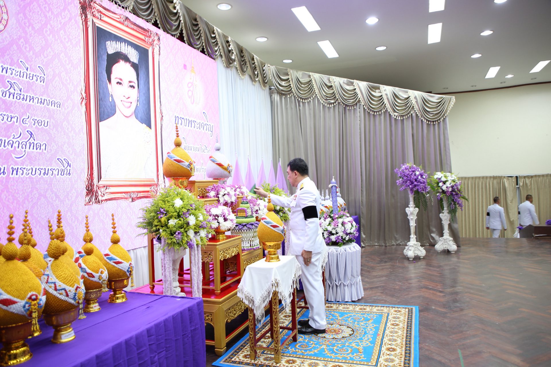 title - พิธีถวายเครื่องราชสักการะ วางพานพุ่ม และจุดเทียนถวายพระพรชัยมงคล เนื่องในวัน เฉลิมพระชนมพรรษา สมเด็จพระนางเจ้าสุทิดา พัชรสุธาพิมลลักษณ พระบรมราชินี