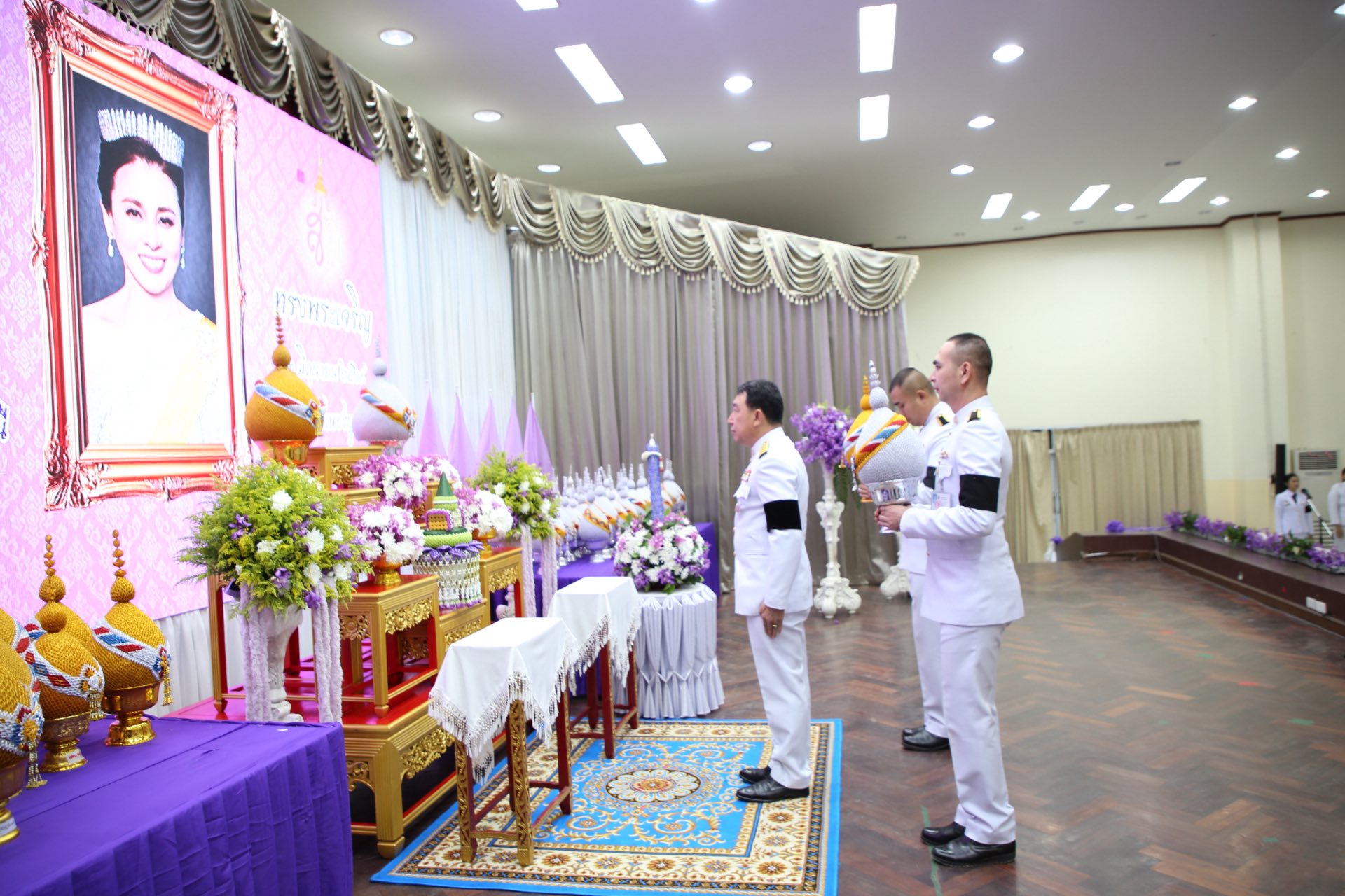 พิธีถวายเครื่องราชสักการะ วางพานพุ่ม และจุดเทียนถวายพระพรชัยมงคล เนื่องในวัน เฉลิมพระชนมพรรษา สมเด็จพระนางเจ้าสุทิดา พัชรสุธาพิมลลักษณ พระบรมราชินี