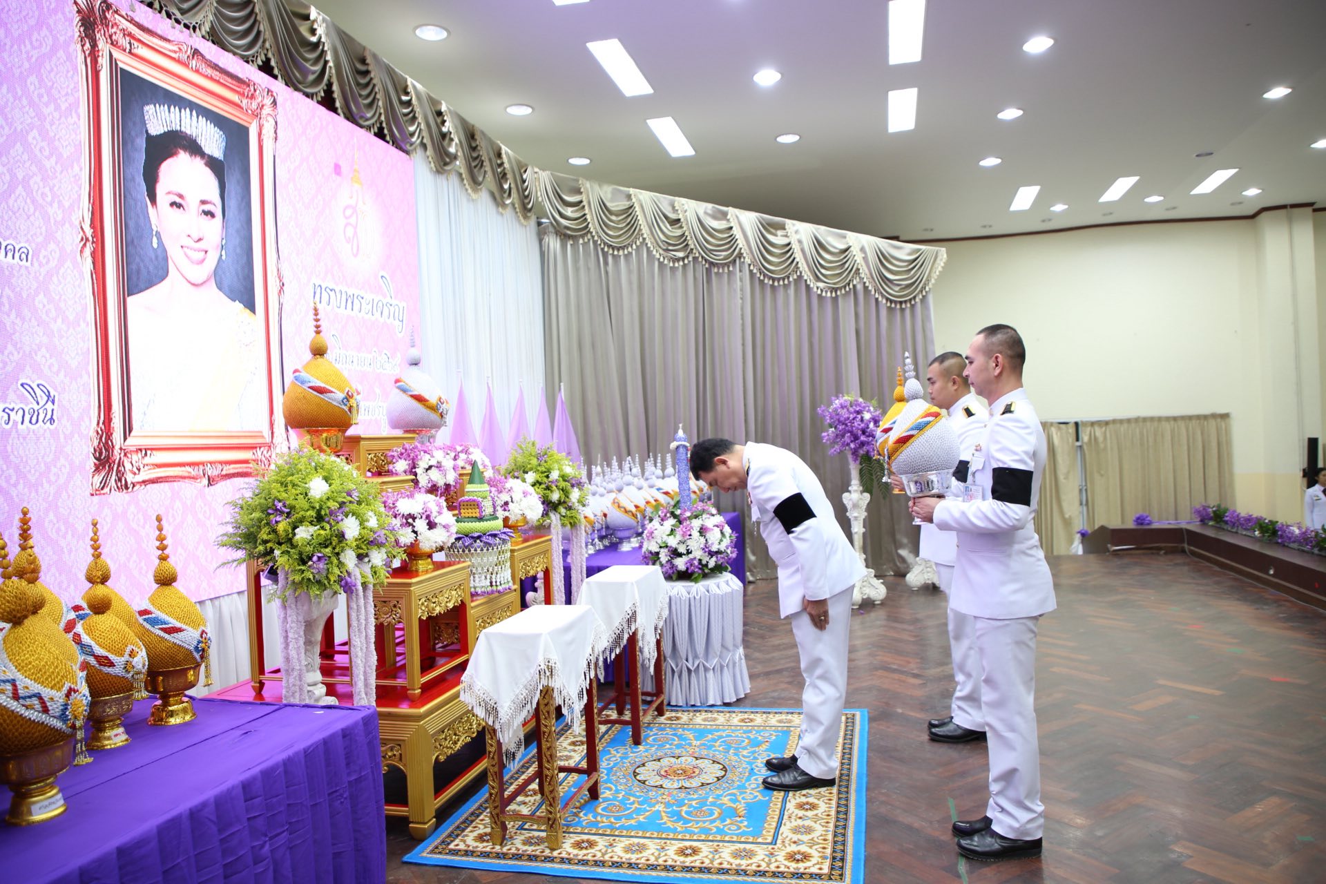 title - พิธีถวายเครื่องราชสักการะ วางพานพุ่ม และจุดเทียนถวายพระพรชัยมงคล เนื่องในวัน เฉลิมพระชนมพรรษา สมเด็จพระนางเจ้าสุทิดา พัชรสุธาพิมลลักษณ พระบรมราชินี