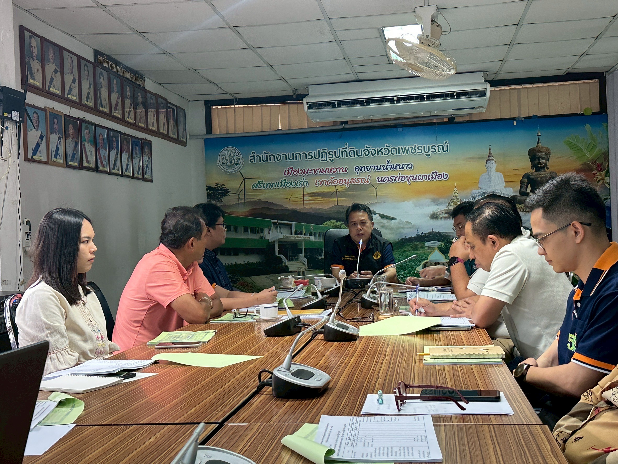 ประชุมติดตามผลการดำเนินงานตามแผนการตรวจราชการของ ส.ป.ก. ประจำปีงบประมาณ พ.ศ.2568 พร้อมลงพื้นที่ตรวจเยี่ยมวิสาหกิจชุมชนกลุ่มแม่บ้านทฤษฎีใหม่ ณ ตำบลนาซำ อำเภอหล่มเก่า จังหวัดเพชรบูรณ์ และมอบโฉนดเพื่อการเกษตร (ข่าวแชร์)