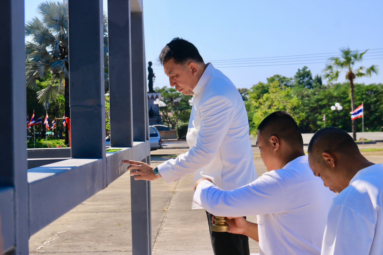 title - สำนักงานการปฏิรูปที่ดินจังหวัดเพชรบูรณ์ เข้าร่วมประกอบพิธีบวงสรวงการก่อสร้างซุ้มถวายดอกไม้จันทน์ เตรียมความพร้อมพระราชพิธีถวายพระเพลิงพระบรมศพ สมเด็จพระนางเจ้าสิริกิติ์ พระบรมราชินีนาถ พระบรมราชชนนีพันปีหลวง