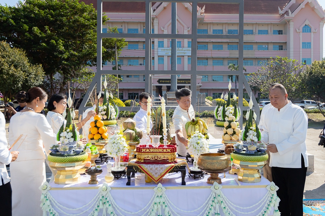 title - สำนักงานการปฏิรูปที่ดินจังหวัดเพชรบูรณ์ เข้าร่วมประกอบพิธีบวงสรวงการก่อสร้างซุ้มถวายดอกไม้จันทน์ เตรียมความพร้อมพระราชพิธีถวายพระเพลิงพระบรมศพ สมเด็จพระนางเจ้าสิริกิติ์ พระบรมราชินีนาถ พระบรมราชชนนีพันปีหลวง