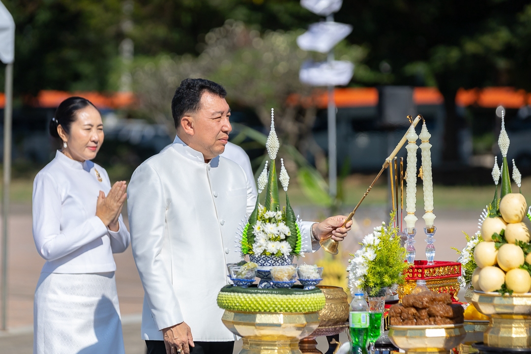 title - สำนักงานการปฏิรูปที่ดินจังหวัดเพชรบูรณ์ เข้าร่วมประกอบพิธีบวงสรวงการก่อสร้างซุ้มถวายดอกไม้จันทน์ เตรียมความพร้อมพระราชพิธีถวายพระเพลิงพระบรมศพ สมเด็จพระนางเจ้าสิริกิติ์ พระบรมราชินีนาถ พระบรมราชชนนีพันปีหลวง
