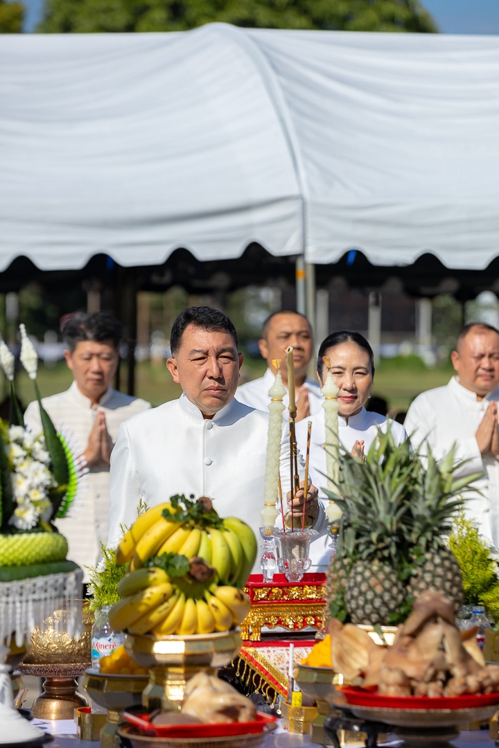 title - สำนักงานการปฏิรูปที่ดินจังหวัดเพชรบูรณ์ เข้าร่วมประกอบพิธีบวงสรวงการก่อสร้างซุ้มถวายดอกไม้จันทน์ เตรียมความพร้อมพระราชพิธีถวายพระเพลิงพระบรมศพ สมเด็จพระนางเจ้าสิริกิติ์ พระบรมราชินีนาถ พระบรมราชชนนีพันปีหลวง