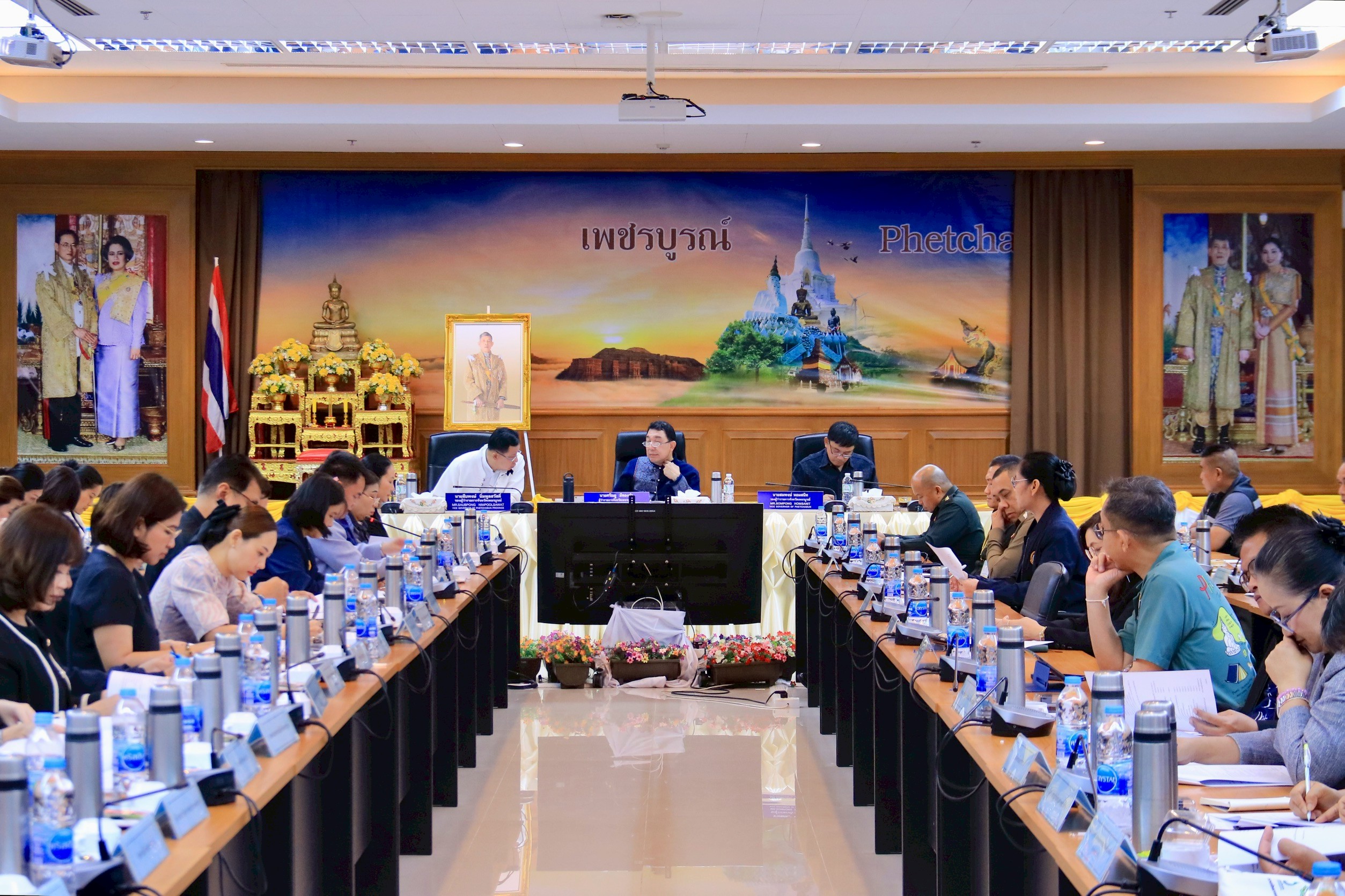 title - ประชุมเตรียมความพร้อมการจัดพิธีถวายดอกไม้จันทน์ งานพระราชพิธีถวายพระเพลิงพระบรมศพ สมเด็จพระนางเจ้าสิริกิติ์ พระบรมราชินีนาถ พระบรมราชชนนีพันปีหลวง