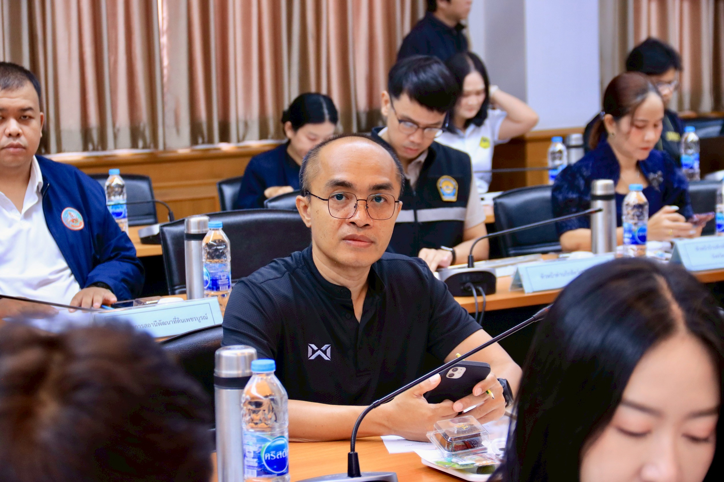 title - ประชุมเตรียมความพร้อมการจัดพิธีถวายดอกไม้จันทน์ งานพระราชพิธีถวายพระเพลิงพระบรมศพ สมเด็จพระนางเจ้าสิริกิติ์ พระบรมราชินีนาถ พระบรมราชชนนีพันปีหลวง