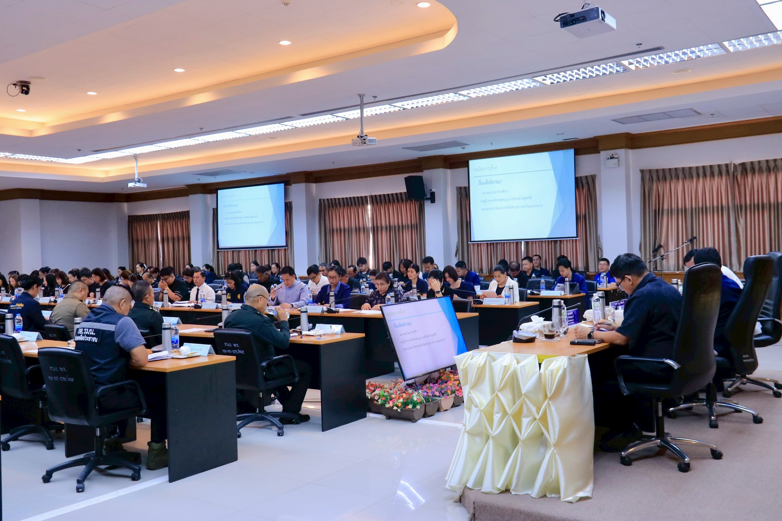 title - ประชุมเตรียมความพร้อมการจัดพิธีถวายดอกไม้จันทน์ งานพระราชพิธีถวายพระเพลิงพระบรมศพ สมเด็จพระนางเจ้าสิริกิติ์ พระบรมราชินีนาถ พระบรมราชชนนีพันปีหลวง