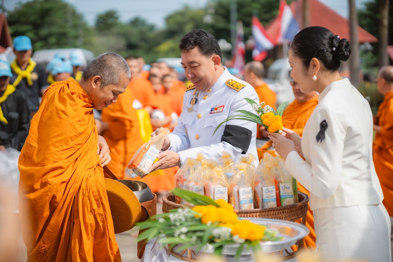 title -  สำนักงานการปฏิรูปที่ดินจังหวัดเพชรบูรณ์ เข้าร่วมพิธีวางพวงมาลา และทำบุญตักบาตรถวายเป็นพระราชกุศล เนื่องในวันนวมินทรมหาราช ประจำปี 2569 