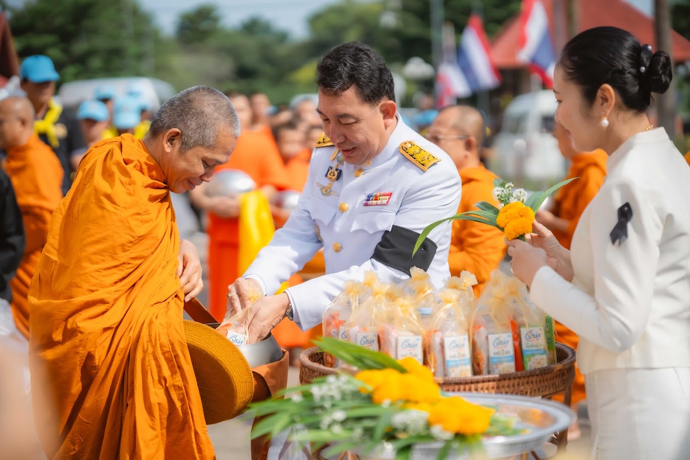title -  สำนักงานการปฏิรูปที่ดินจังหวัดเพชรบูรณ์ เข้าร่วมพิธีวางพวงมาลา และทำบุญตักบาตรถวายเป็นพระราชกุศล เนื่องในวันนวมินทรมหาราช ประจำปี 2569 