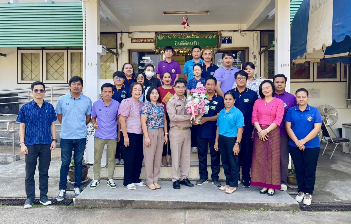 เจ้าหน้าที่ ส.ป.ก.เพชรบูรณ์ ให้การต้อนรับ นายรุ่งโรจน์ สถาพร เนื่องในโอกาสย้ายมารับตำแหน่งปฏิรูปที่ดินจังหวัดเพชรบูรณ์ (ข่าวแชร์)