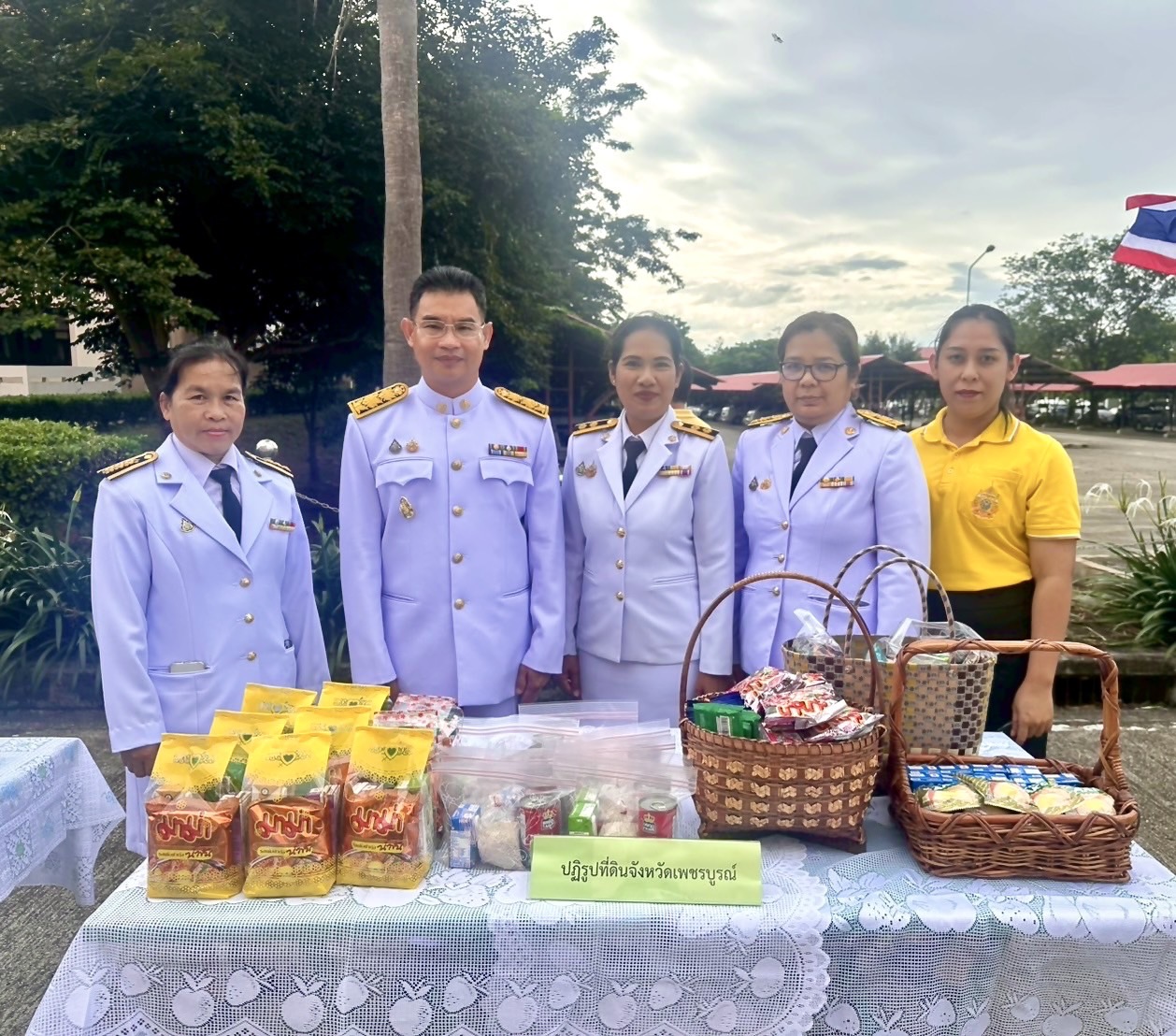 ส.ป.ก.เพชรบูรณ์ เข้าร่วมพิธีเจริญพระพุทธมนต์และทำบุญตักบาตรเพื่อถวายพระราชกุศลและประกอบพิธีถวายสัตย์ปฏิญาณเพื่อเป็นข้าราชการที่ดีและพลังของแผ่นดิน เฉลิมพระเกียรติพระบาทสมเด็จพระเจ้าอยู่หัว เนื่องในโอกาสวันเฉลิมพระชนมพรรษา 28 กรกฎาคม 2568