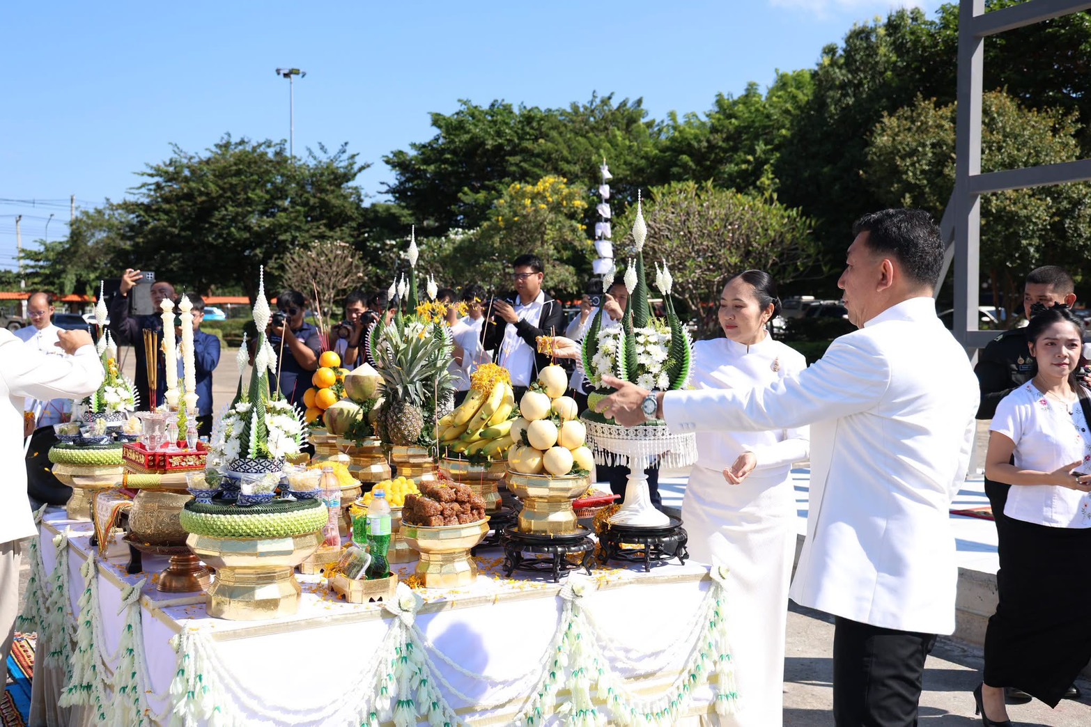 title - สำนักงานการปฏิรูปที่ดินจังหวัดเพชรบูรณ์ เข้าร่วมประกอบพิธีบวงสรวงการก่อสร้างซุ้มถวายดอกไม้จันทน์ เตรียมความพร้อมพระราชพิธีถวายพระเพลิงพระบรมศพ สมเด็จพระนางเจ้าสิริกิติ์ พระบรมราชินีนาถ พระบรมราชชนนีพันปีหลวง