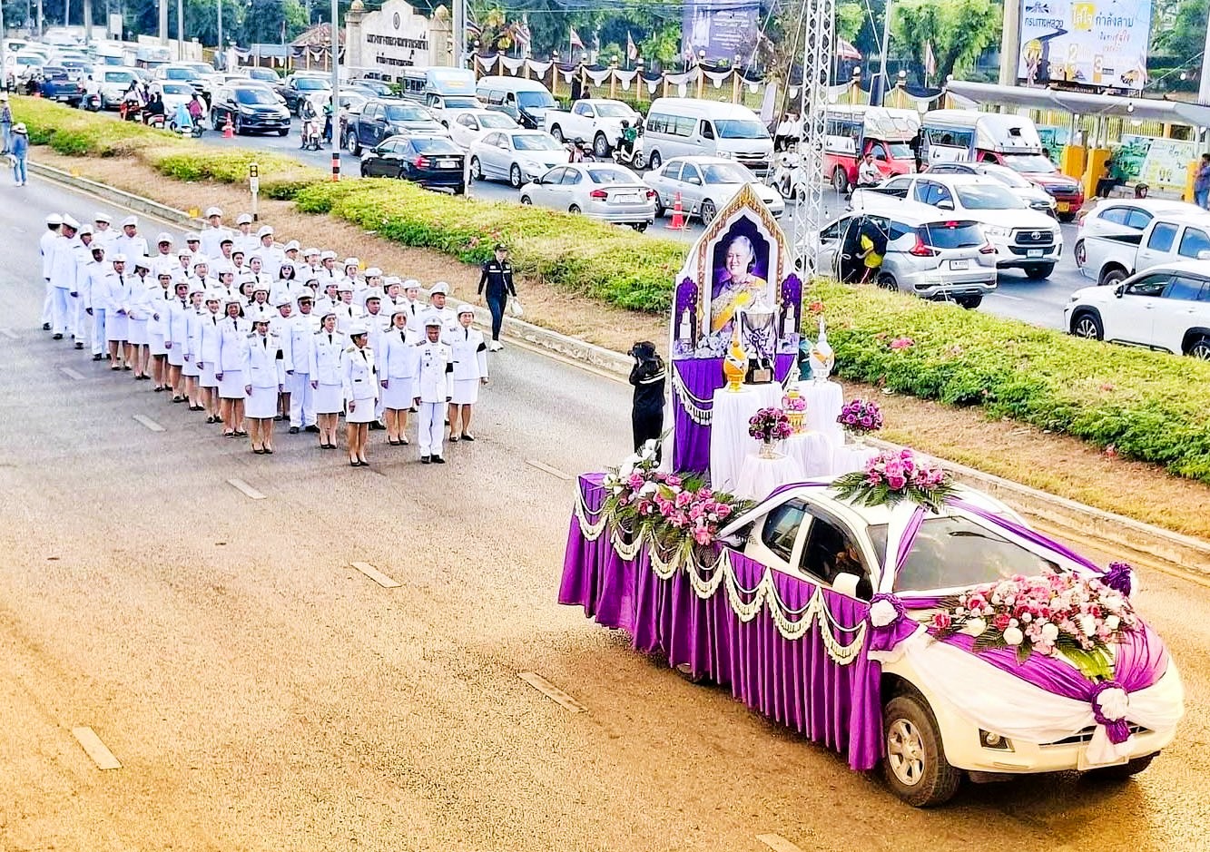 เดินขบวนแห่ถ้วยพระราชทาน สมเด็จพระกนิษฐาธิราชเจ้า กรมสมเด็จพระเทพรัตนราชสุดาฯ สยามบรมราชกุมารี เข้าสู่งานมะขามหวานนครบาลเพชรบูรณ์ ประจำปี 2569