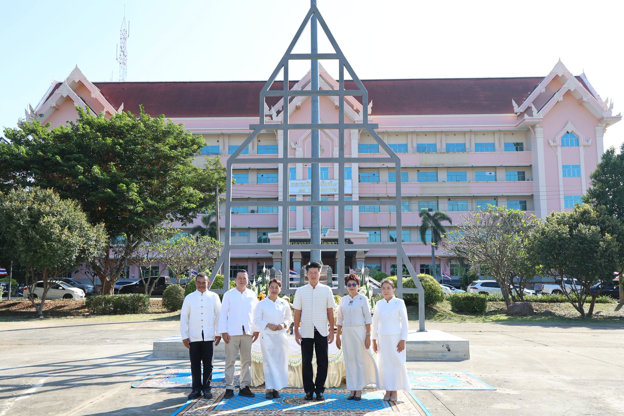title - สำนักงานการปฏิรูปที่ดินจังหวัดเพชรบูรณ์ เข้าร่วมประกอบพิธีบวงสรวงการก่อสร้างซุ้มถวายดอกไม้จันทน์ เตรียมความพร้อมพระราชพิธีถวายพระเพลิงพระบรมศพ สมเด็จพระนางเจ้าสิริกิติ์ พระบรมราชินีนาถ พระบรมราชชนนีพันปีหลวง